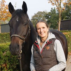 Tanja Wulf - kümmert sich liebevoll um die Pflege der Pferde & um den besonderen Glanz in der Stallgasse